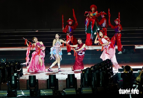 Trang Pháp múa cột trong Chị đẹp concert - Ảnh 8. Concert đầu tiên của các chị đẹp: Có đủ múa cột, đánh trống, thổi kèn, chơi đàn, múa kiếm - Ảnh 6.