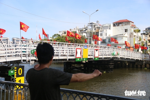 Đường phố TP.HCM rợp cờ Tổ quốc mừng đại lễ 50 năm thống nhất đất nước - Ảnh 1.