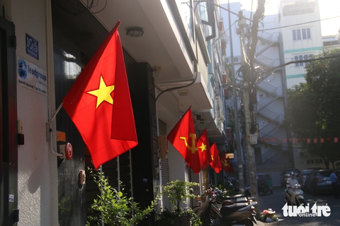Đường phố TP.HCM rợp cờ Tổ quốc mừng đại lễ 50 năm thống nhất đất nước - Ảnh 6.