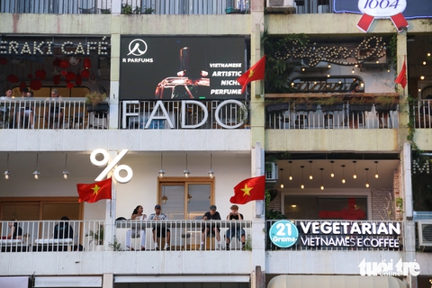 Đường phố TP.HCM rợp cờ Tổ quốc mừng đại lễ 50 năm thống nhất đất nước - Ảnh 9.