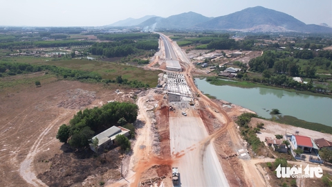 Cao tốc đầu tiên của tỉnh Bà Rịa - Vũng Tàu trước ngày thông xe kỹ thuật 30-4 - Ảnh 2.