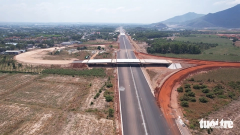 Cao tốc đầu tiên của tỉnh Bà Rịa - Vũng Tàu trước ngày thông xe kỹ thuật 30-4 - Ảnh 4.