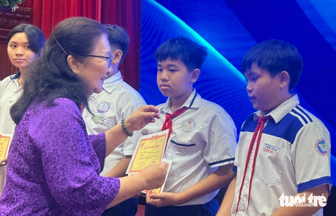 Trao tặng 60 suất học bổng Vừ A Dính cho học sinh vượt khó tại Tiền Giang - Ảnh 1.