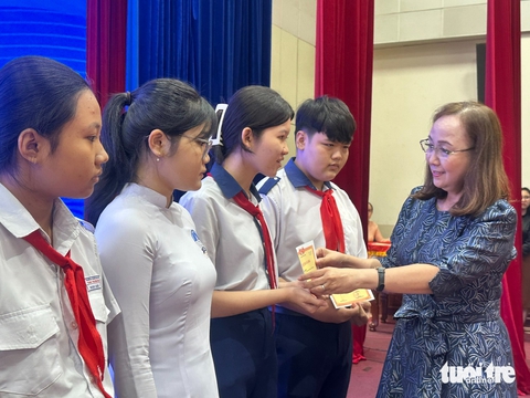 Trao tặng 60 suất học bổng Vừ A Dính cho học sinh vượt khó tại Tiền Giang - Ảnh 3.