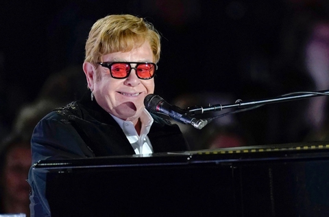 Elton John: Bảy mươi tuổi vẫn còn xuân lắm - Ảnh 1. elton John - Ảnh 1.