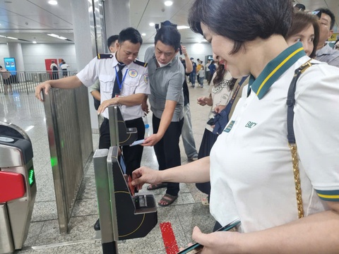 Ngân hàng chạy đua thanh toán không tiền mặt tại tuyến metro Bến Thành - Suối Tiên - Ảnh 1.