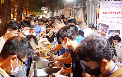 Những suất ăn miễn phí lúc giữa đêm - Ảnh 1. suất ăn miễn phí - Ảnh 1.