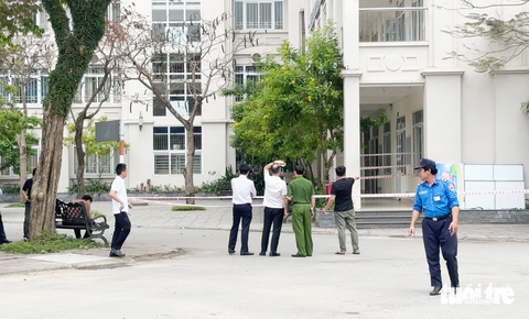 Lan can tầng 4 rơi xuống sân trường, ba nữ sinh nhập viện - Ảnh 1.