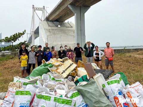 Cùng người nước ngoài vừa dọn rác, vừa học ngoại ngữ - Ảnh 1.