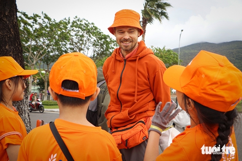 Cùng người nước ngoài vừa dọn rác, vừa học ngoại ngữ - Ảnh 3.