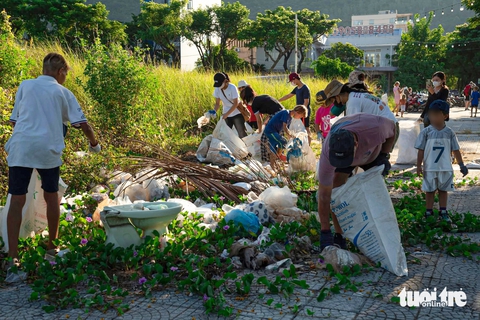 Cùng người nước ngoài vừa dọn rác, vừa học ngoại ngữ - Ảnh 6.