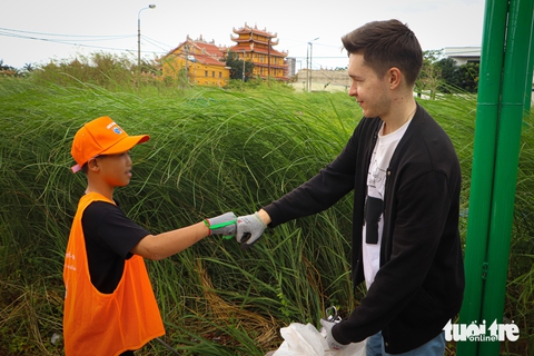 Cùng người nước ngoài vừa dọn rác, vừa học ngoại ngữ - Ảnh 7.