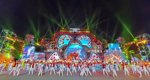Hải Phòng hỗ trợ mỗi tổ dân phố 10 triệu tổ chức kỷ niệm 70 năm giải phóng và bắn pháo hoa 6 điểm - Ảnh 1.