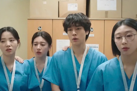 Resident playbook khởi đầu khả quan, khán giả nói nhớ hội F5 Hospital playlist - Ảnh 3. Resident playbook - Ảnh 3.