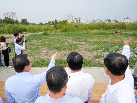 Chủ tịch Nguyễn Văn Được khảo sát nhà trên và ven kênh rạch - Ảnh 4.