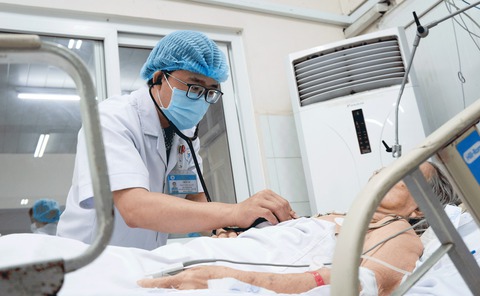 Bệnh viện Thống Nhất cứu cụ bà 85 tuổi bị hóc xoài - Ảnh 1.