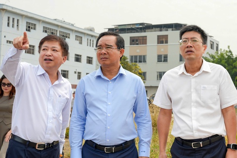 Chủ tịch Nguyễn Văn Được khảo sát nhà trên và ven kênh rạch - Ảnh 5.