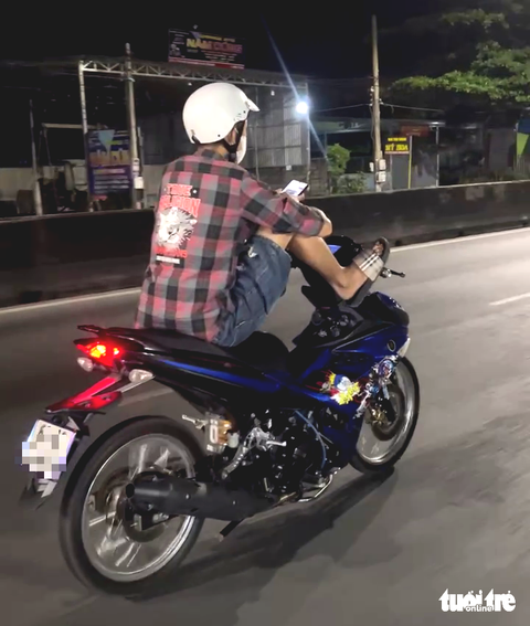 lái xe máy - Ảnh 1.