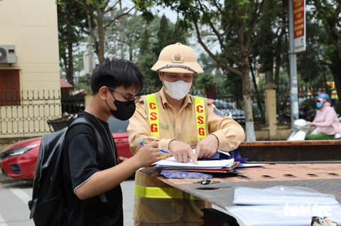 Sau 30 phút tan trường, 35 học sinh ở Hưng Yên bị cảnh sát lập biên bản - Ảnh 3.