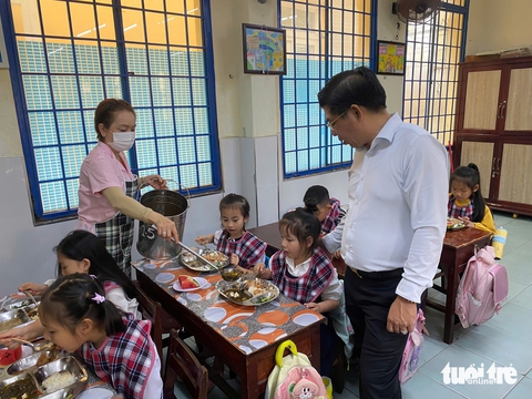 Chính quyền quận ở Đà Nẵng nhờ công an xác minh các bài đăng ẩn danh về suất ăn bán trú - Ảnh 1.