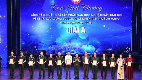 Tác giả Hữu Thỉnh, Nguyễn Trí Huân, Đỗ Bảo nhận giải A viết về chiến tranh cách mạng - Ảnh 1. chiến tranh cách mạng - Ảnh 1.