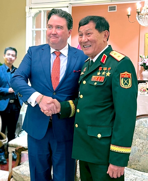 Đại sứ Mỹ cùng Trung tướng Phạm Tuân xem khoảnh khắc Amanda Nguyễn bay vào vũ trụ - Ảnh 1.