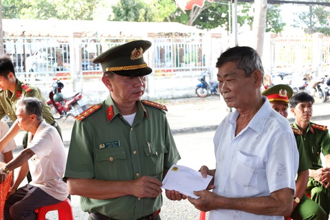 Đại úy công an hy sinh trong lúc bắt người dùng ghe cào điện đánh bắt cá trái phép - Ảnh 1.