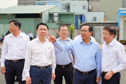 Chủ tịch Nguyễn Văn Được khảo sát nhà trên và ven kênh rạch - Ảnh 2.