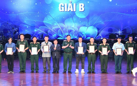 Tác giả Hữu Thỉnh, Nguyễn Trí Huân, Đỗ Bảo nhận giải A viết về chiến tranh cách mạng - Ảnh 2. chiến tranh cách mạng - Ảnh 2.