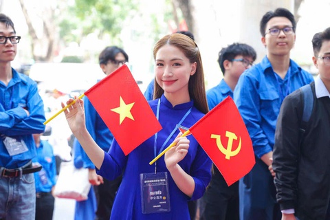 Hòa Minzy, Đen Vâu tham gia Liên hoan hữu nghị nhân dân Việt Nam - Trung Quốc - Ảnh 1. Hòa Minzy, Đen Vâu tham gia Liên hoan hữu nghị nhân dân Việt Nam - Trung Quốc - Ảnh 1.