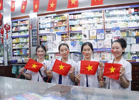 Hơn 2.025 nhà thuốc Long Châu rực rỡ cờ hoa dịp lễ 30-4 và 1-5 - Ảnh 2. nhà thuốc Long Châu - Ảnh 3.