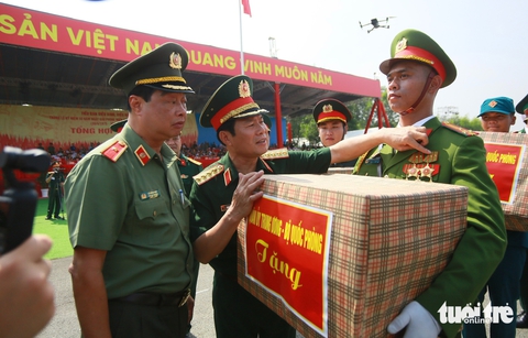 Tiêm kích xé âm thanh, chiến sĩ hô vang trời khi diễu binh dưới nắng Biên Hòa - Ảnh 1.