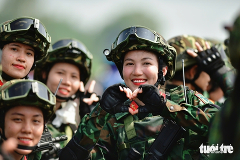 Tiêm kích xé âm thanh, chiến sĩ hô vang trời khi diễu binh dưới nắng Biên Hòa - Ảnh 15.