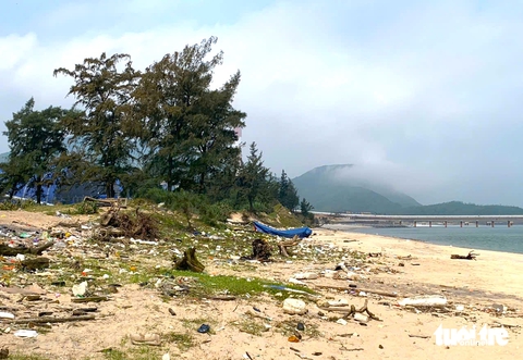 Bờ biển sạt lở tiến sát khu dân cư, người dân nơm nớp lo - Ảnh 1.