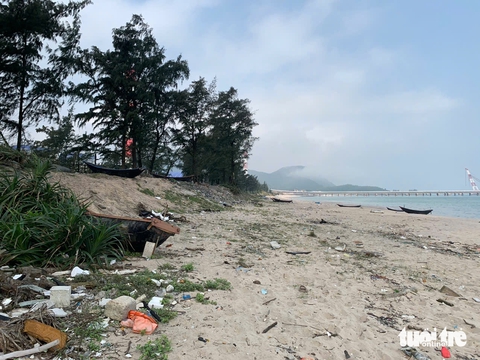 Bờ biển sạt lở tiến sát khu dân cư, người dân nơm nớp lo - Ảnh 4.