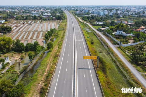 Diện mạo hơn 18km nhánh phía tây cao tốc Bến Lức - Long Thành thông xe kỹ thuật cuối tuần này - Ảnh 1.