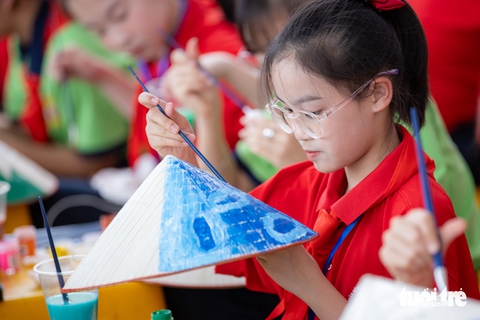 Học sinh Trung Quốc thích thú vẽ nón lá, làm gốm, tìm hiểu lịch sử Việt Nam - Ảnh 1.