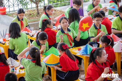 Học sinh Trung Quốc thích thú vẽ nón lá, làm gốm, tìm hiểu lịch sử Việt Nam - Ảnh 4.