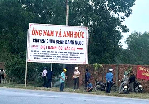 Tháo dỡ biển quảng cáo 'chữa bệnh bằng nước' - Ảnh 1.