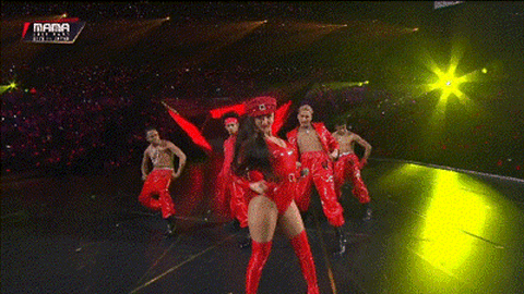 Sân khấu K-pop: Lúc nghệ thuật, lúc như... sàn catwalk gợi cảm - Ảnh 4.