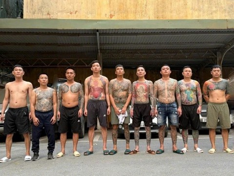 Bắt 9 người cho vay lãi nặng, thu giữ nhiều súng đạn - Ảnh 1.