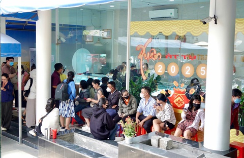 Giá vàng miếng SJC chạm mức kỷ lục 114,5 triệu đồng/lượng: Bán hay mua vàng? - Ảnh 3.