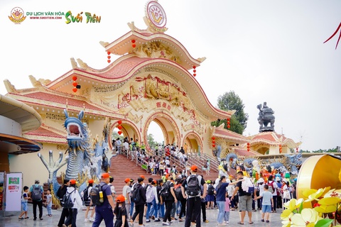 Suối Tiên rộn ràng đón khách lễ 30-4 - Ảnh 4.