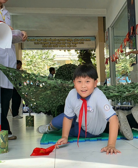 Học sinh trải nghiệm đọc bản tin chiến thắng lịch sử 30-4-1975 - Ảnh 4.