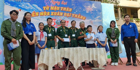Học sinh trải nghiệm đọc bản tin chiến thắng lịch sử 30-4-1975 - Ảnh 8.