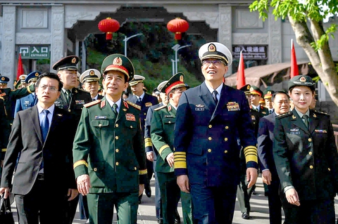 Hai bộ trưởng quốc phòng Việt Nam, Trung Quốc thăm cửa khẩu thông minh Hữu Nghị Quan - Ảnh 1.