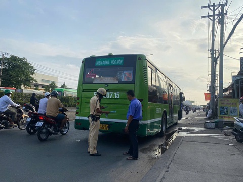 Tài xế xe buýt vi phạm nồng độ cồn bị cảnh sát giao thông lập biên bản - Ảnh 1.