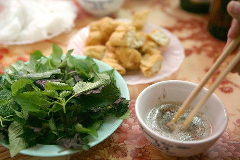 Người nước ngoài tò mò: Người Việt ăn cá nhiều xương, ăn mắm nặng mùi hay thế! - Ảnh 4. người Việt ăn cá - Ảnh 5.