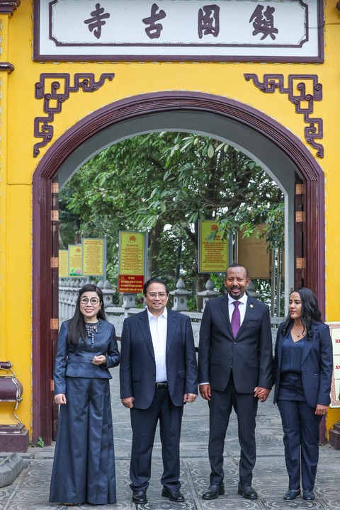 Thủ tướng Phạm Minh Chính và Thủ tướng Ethiopia dạo bộ hồ Tây thăm chùa Trấn Quốc - Ảnh 7.