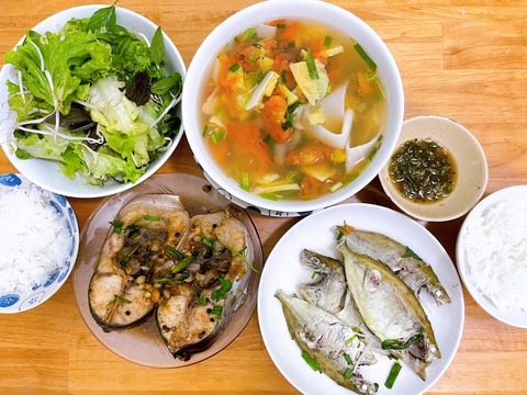 Người nước ngoài tò mò: Người Việt ăn cá nhiều xương, ăn mắm nặng mùi hay thế! - Ảnh 2. người Việt ăn cá - Ảnh 2.